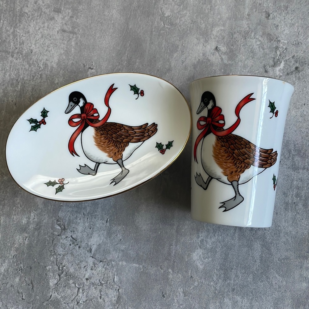 Christmas Bathroom Set - Soap Dish and Tumbler - Vintage 1980s